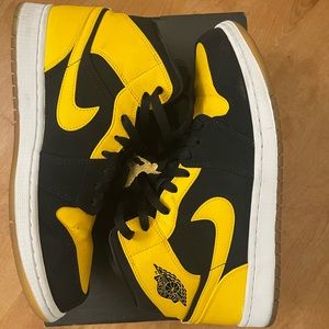 Air Jordan Retro 1 Mid New Love